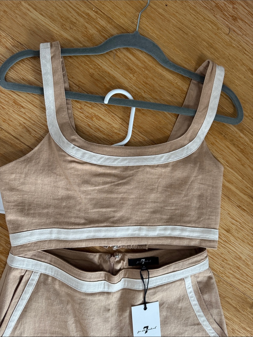 Wide-Leg Two-Piece Set in Light Beige with Contrast Trim - Picture 2 of 6